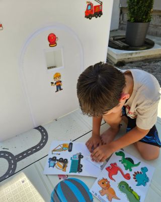 Jednoducho ho zložíte, pokreslíte, ozdobíte a zasa umyjete! Kreativo domček rastie spolu s fantáziou vašich detí – každý...